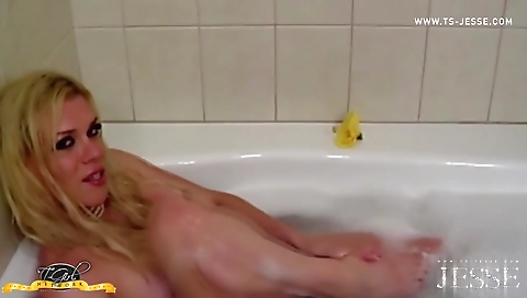 Hotie enjoys her boyfriend's pussy is